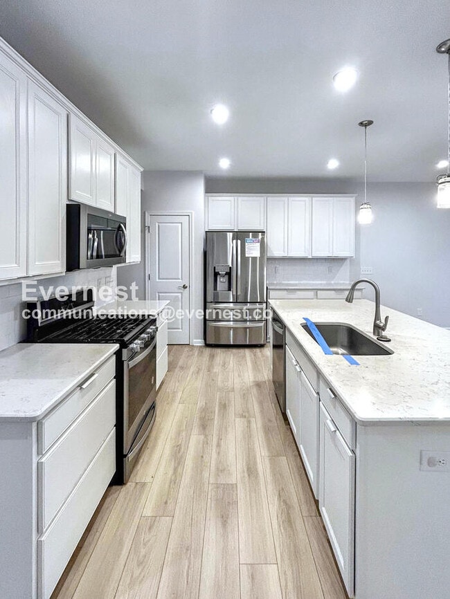 Building Photo - 830 S Greenway Dr