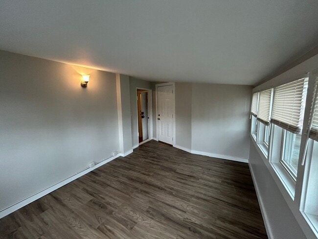 Building Photo - Walnut Street (246) - S
