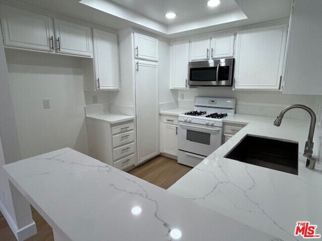 Building Photo - 1738 Palisades Dr