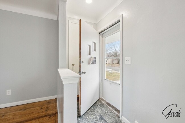 Building Photo - $1400 - Fully Renovated 3 Bed 1.5 Bath