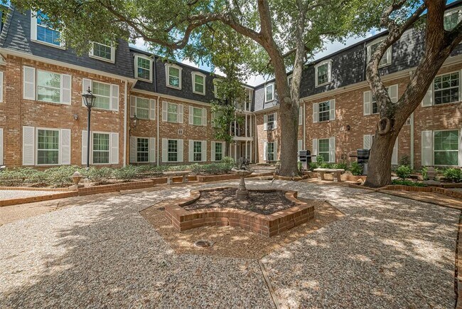 Building Photo - 359 N Post Oak Ln