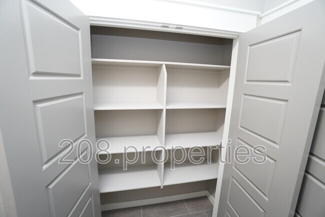 Building Photo - 407 W Pavilion Ln