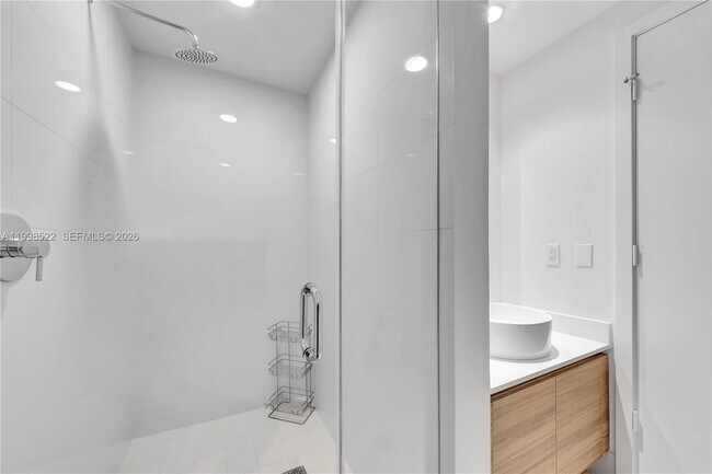 Building Photo - 121 NE 34th St