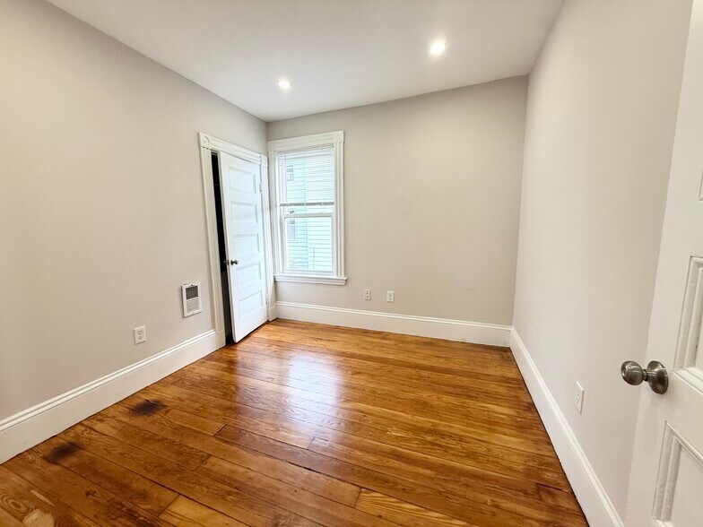 Building Photo - 75 Saxton St