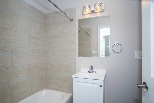 Building Photo - 2135 W 19th St