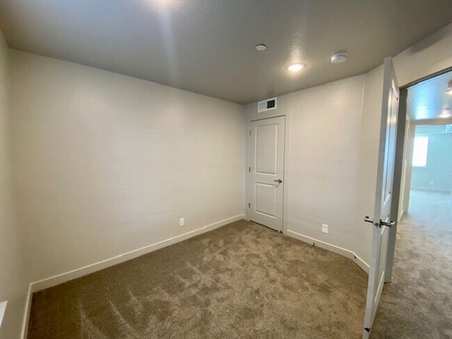Building Photo - APARTMENT IN GREAT LOCATION FOR RENT!