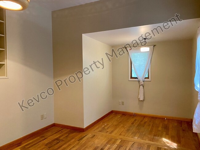 Building Photo - Remarkable Old Town House