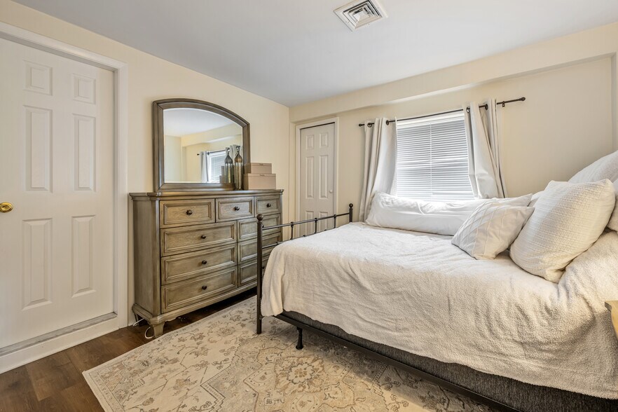 Primary BR - 281 Bloomfield Ave