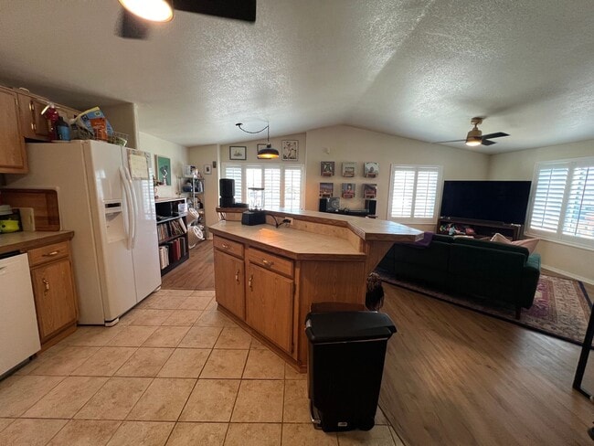 Building Photo - PET FRIENDLY HOME IN THE FOOTHILLS!