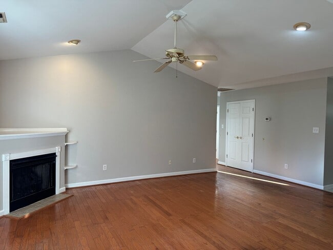 Building Photo - Charming Cul-de-Sac Home