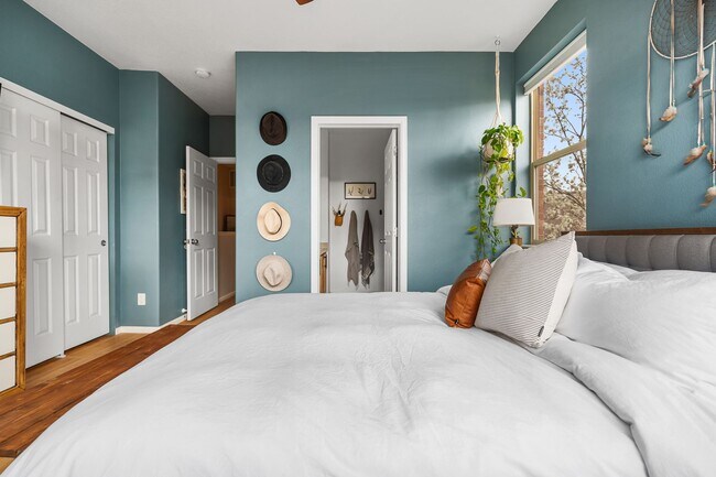 Building Photo - Modern 2-Bed, 2.5-Bath Corner Unit in Arva...