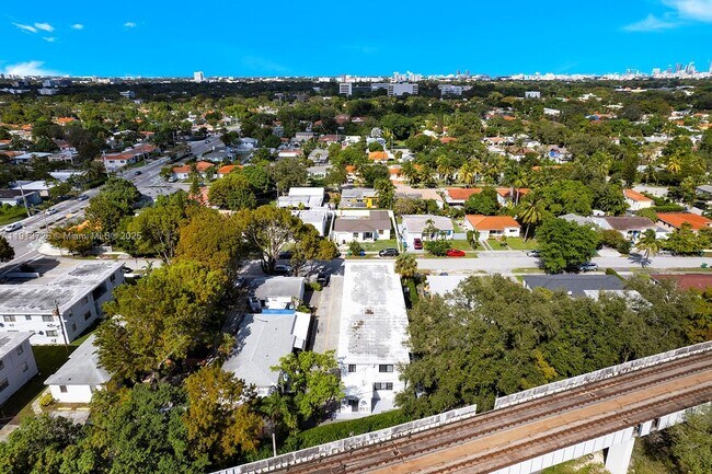 Building Photo - 2150 SW 26th St