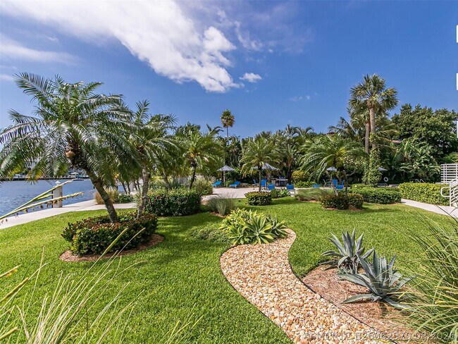 Building Photo - 888 Intracoastal Dr