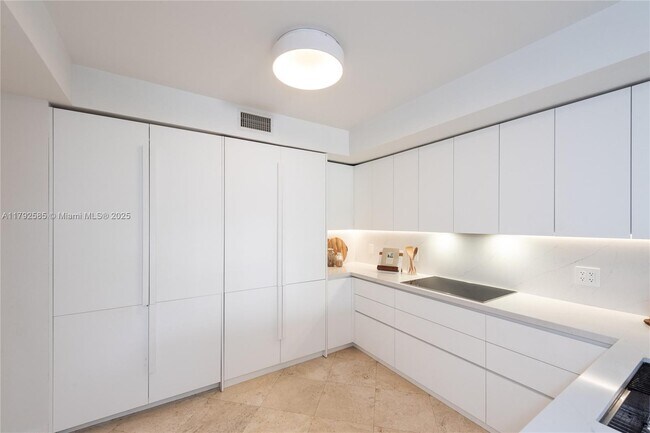 Building Photo - 765 Crandon Blvd