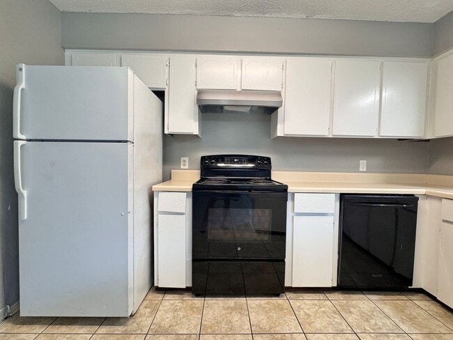 Building Photo - MOVE-IN READY!  [PET FRIENDLY]