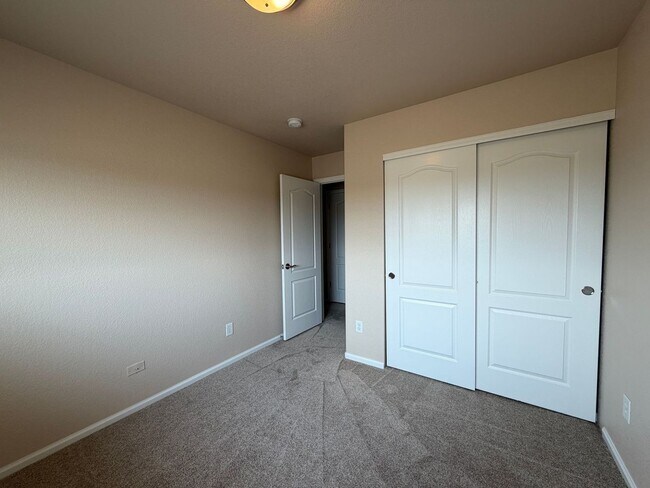 Building Photo - Delightful 3BD/2BA Townhome in Erie with Fresh Paint and New Flooring