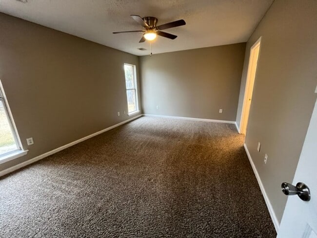 Building Photo - Renovated 3 Bedroom 2 Bath Home with 2 Car Garage for Rent!!