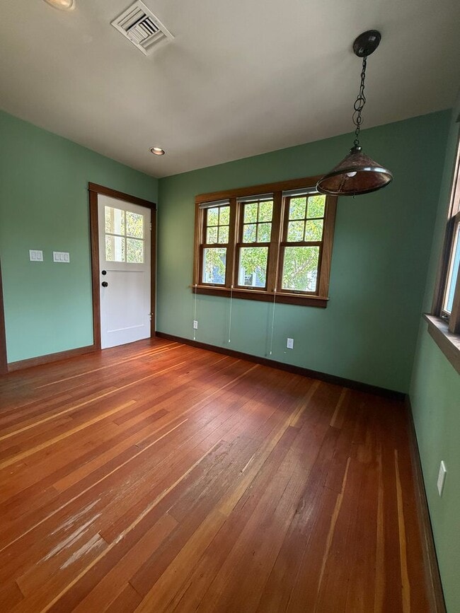 Building Photo - Craftsman home near Downtown Ashland | Ava...