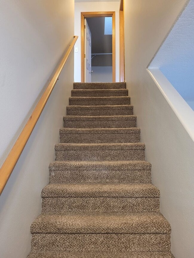 Building Photo - Beautiful 3 bedroom 2.5 bath home with lar...
