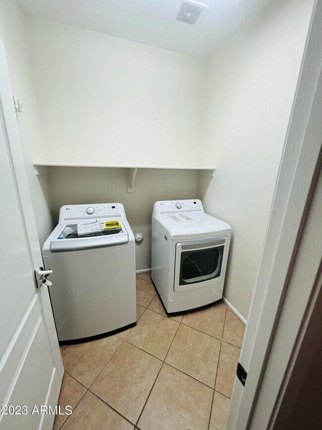 Building Photo - 2823 E Questa Dr