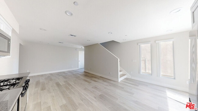 Building Photo - 953 N Mariposa Ave