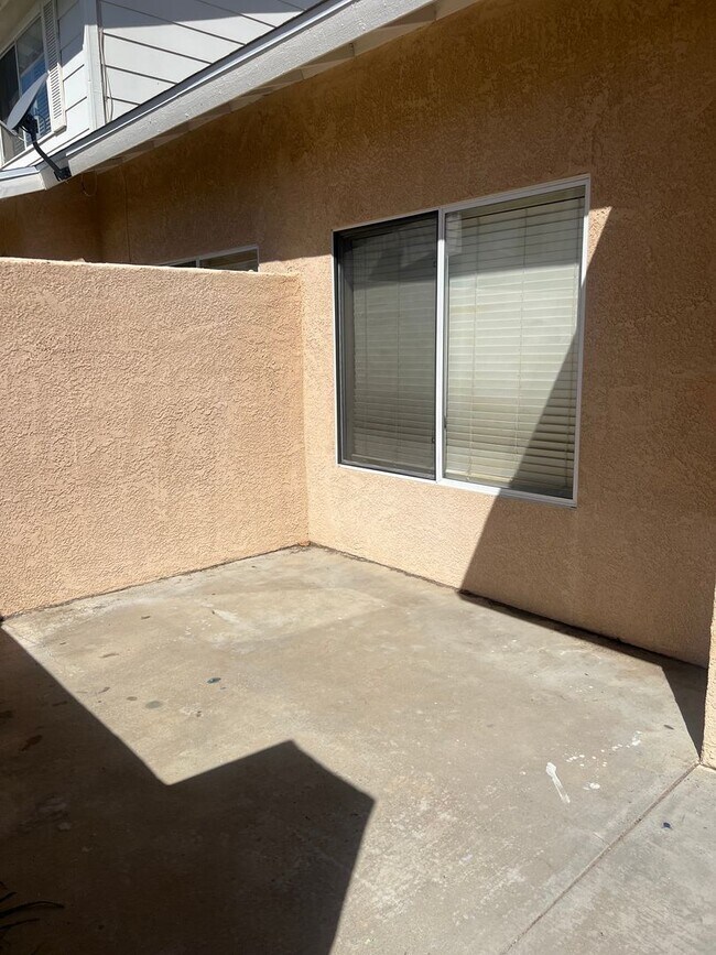 Building Photo - 3 Bedroom 2 Bathroom Townhome for Rent in Palmdale