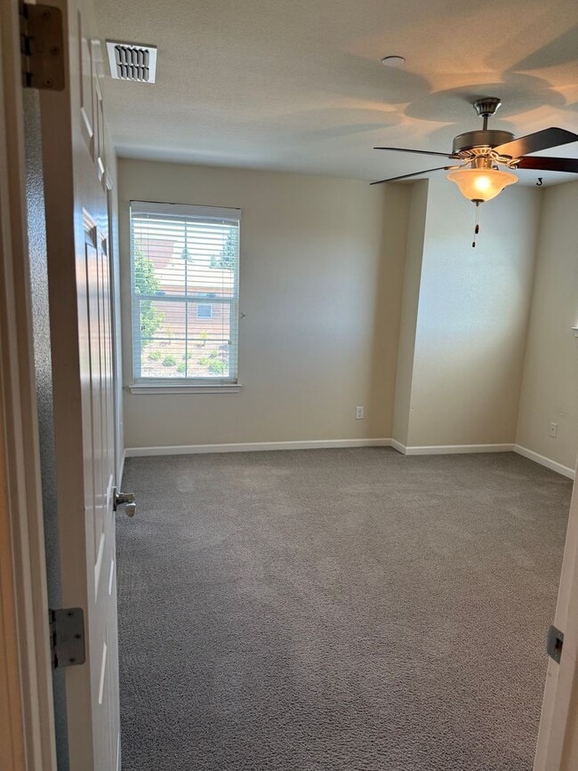Building Photo - 3-bedroom, 2.5-bathroom townhouse located ...