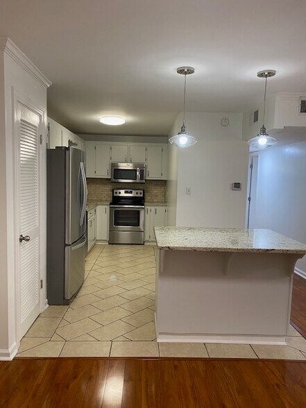 Building Photo - 1004 Woodland Vlg