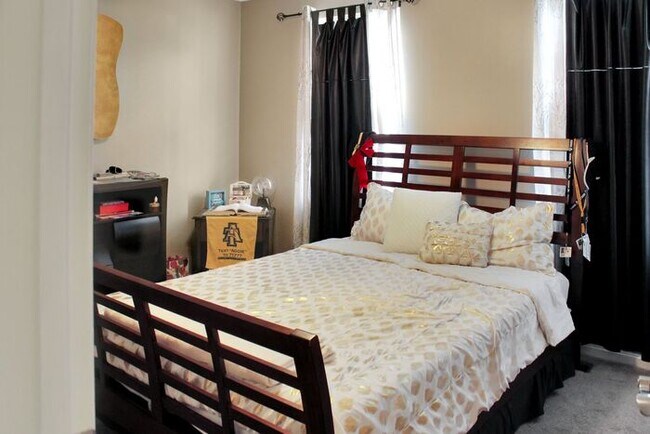 Building Photo - Charming 3-Bedroom, 2.5 Bath SFH with Fron...