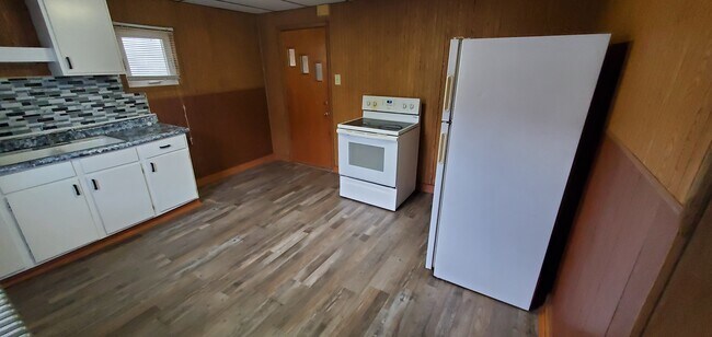 Building Photo - 530 Naylor Rd