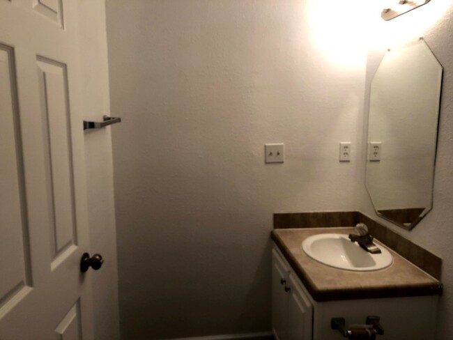 Building Photo - Room For Rent