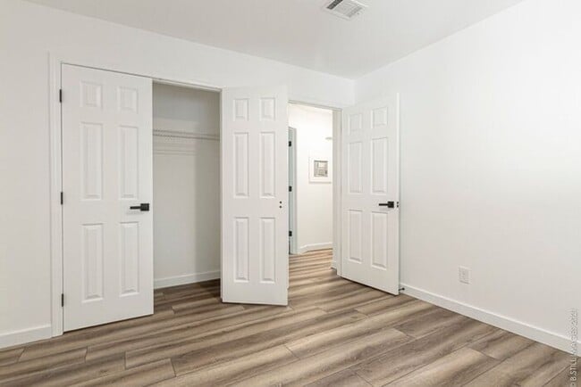 Building Photo - Special: One Month Free on 14 Month Lease! Elegant & Bright 2 Bedroom in Oakhurst’s Hidden Gem