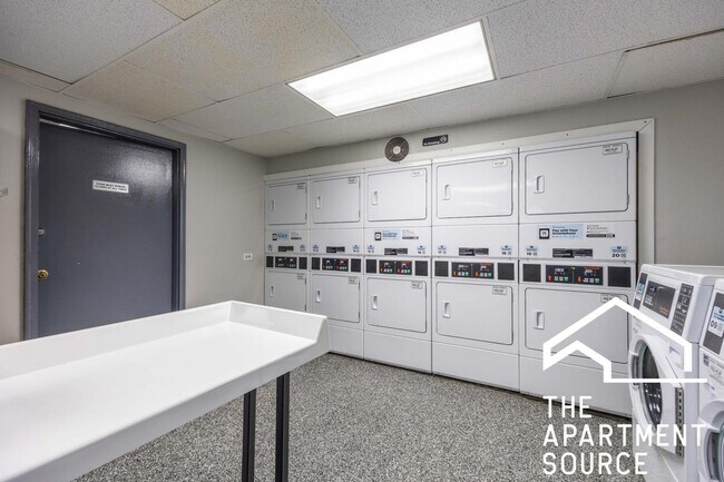 Building Photo - 1140 N La Salle Dr
