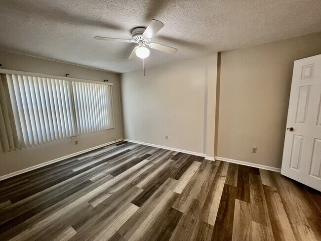 Building Photo - 427 6th Ave W