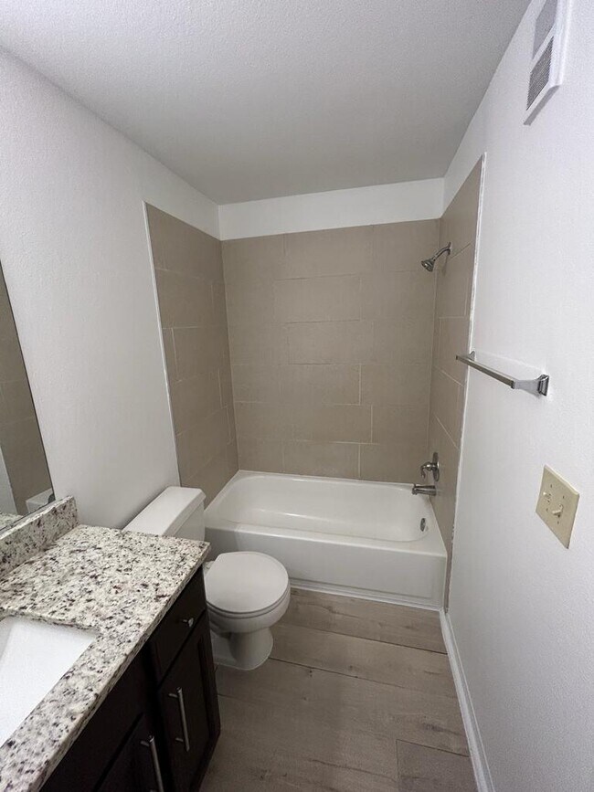 Building Photo - 1055 S Hiawassee Rd