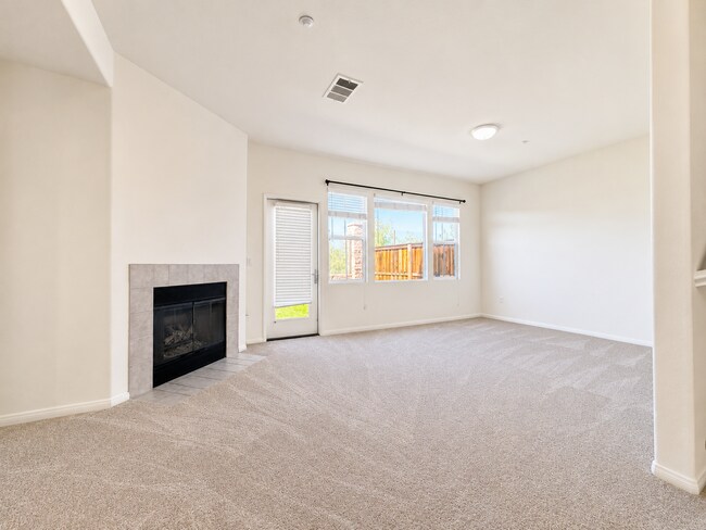 Building Photo - 3 Bedroom condo in Lake Elsinore