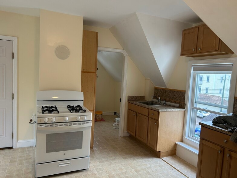 Building Photo - 470 Notre Dame Ave