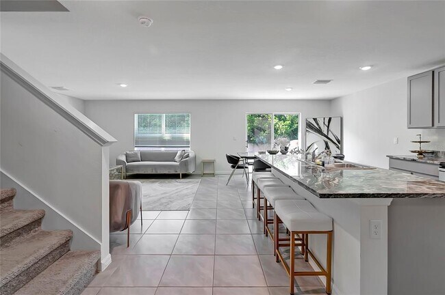 Building Photo - 7737 Rosewood Gdn Lp