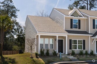 Building Photo - Three Bedroom Townhome