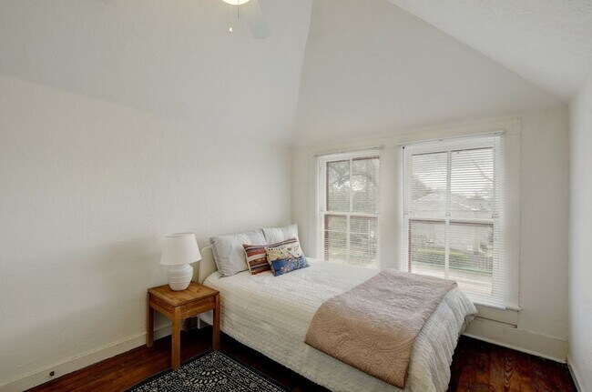 Building Photo - J17