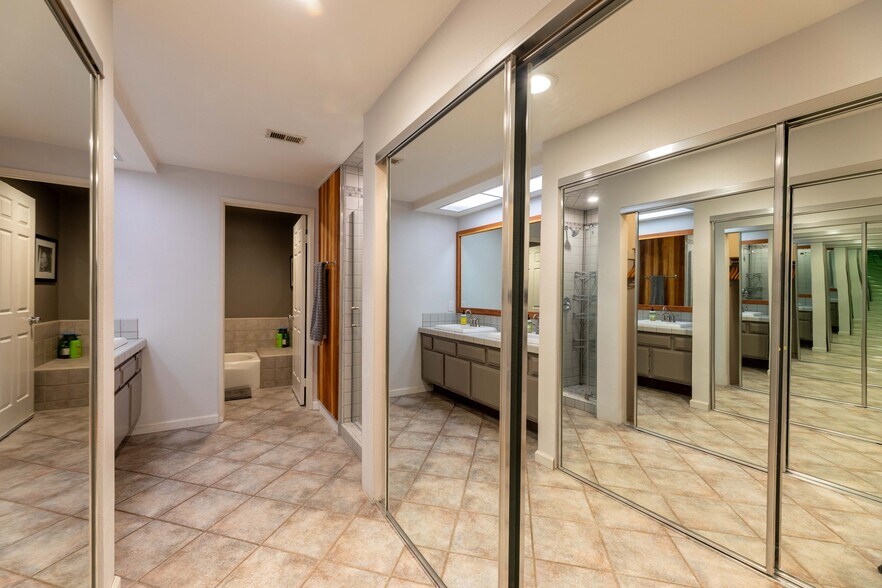 primary bath/dbl closet - 11322 Camarillo St