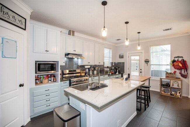 Building Photo - 601 Canyon Crest Dr