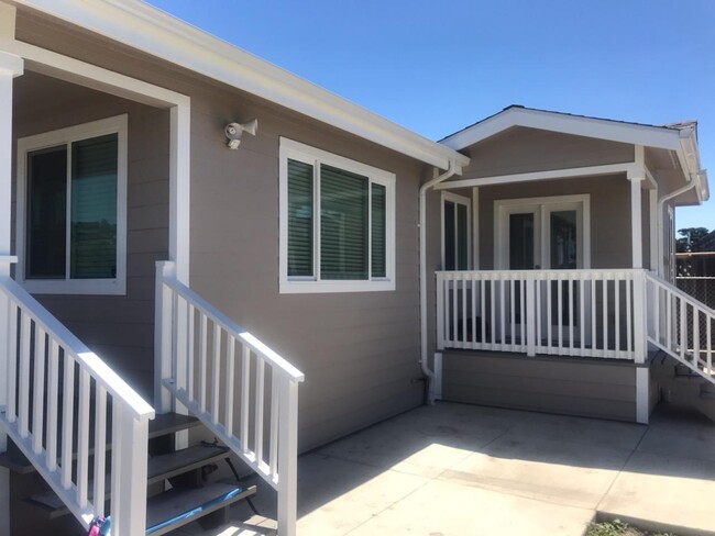 Two porches with mordern coor scheme. - 1450 166th Ave