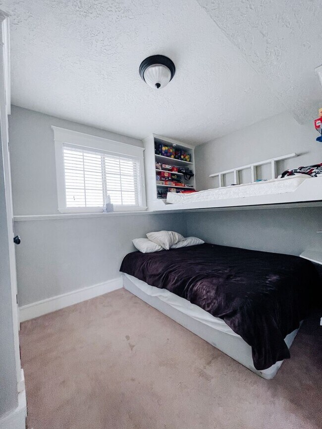 Building Photo - Spacious 4 Bedroom 3 Bath in Orem