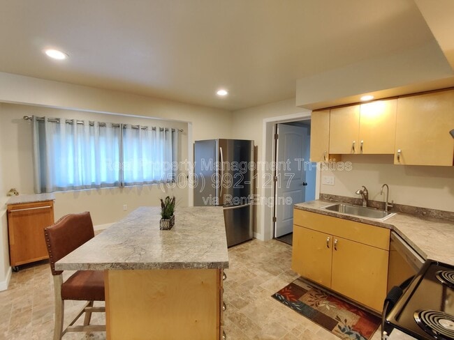 Building Photo - 44102 Dimmick Rd