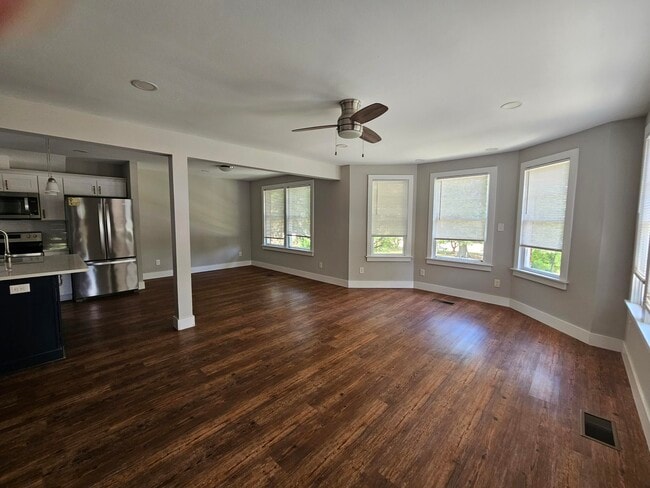 Building Photo - 4 W De Soto St