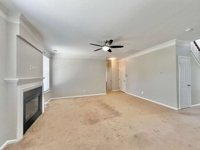 Building Photo - SPACIOUS 3 BEDROOMS!