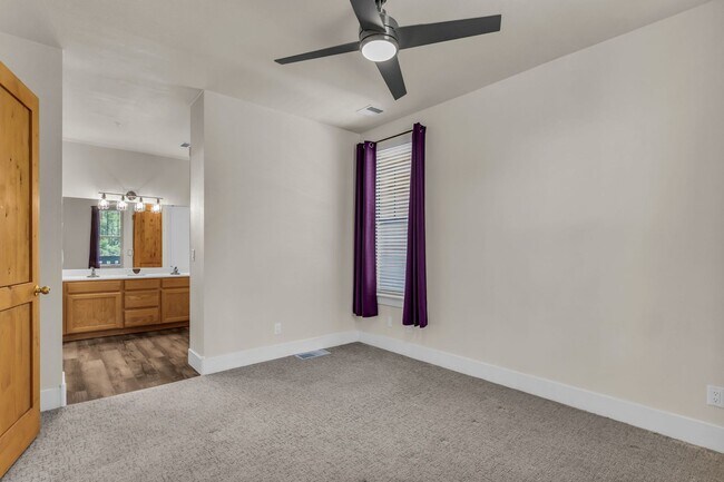 Building Photo - 8381 Meadowview Ct