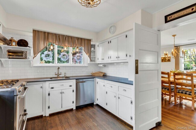 Building Photo - 105 Academy St