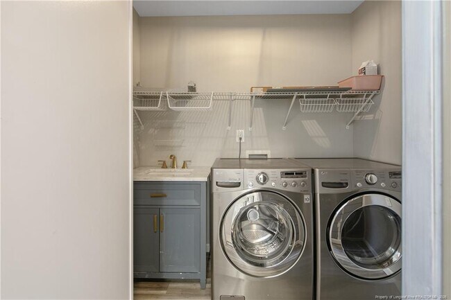 Building Photo - 209 N Churchill Dr